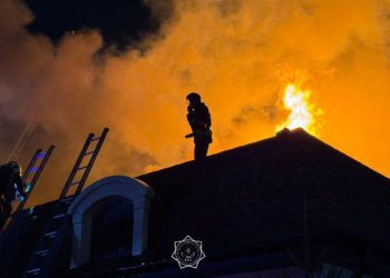 Страшное пламя и огромные клубы дыма: в Астане горит трёхэтажное здание