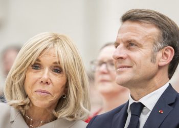 Макрон подал в суд на американку из-за своей жены