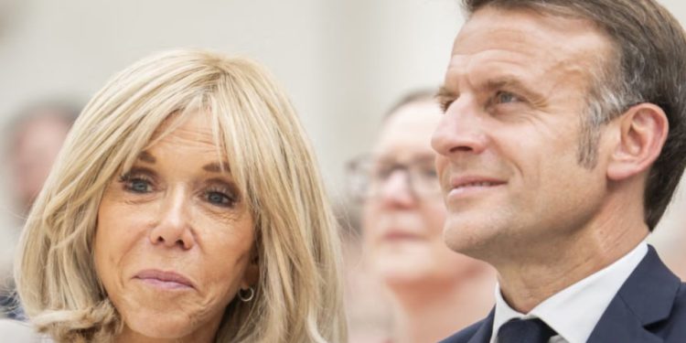 Макрон подал в суд на американку из-за своей жены