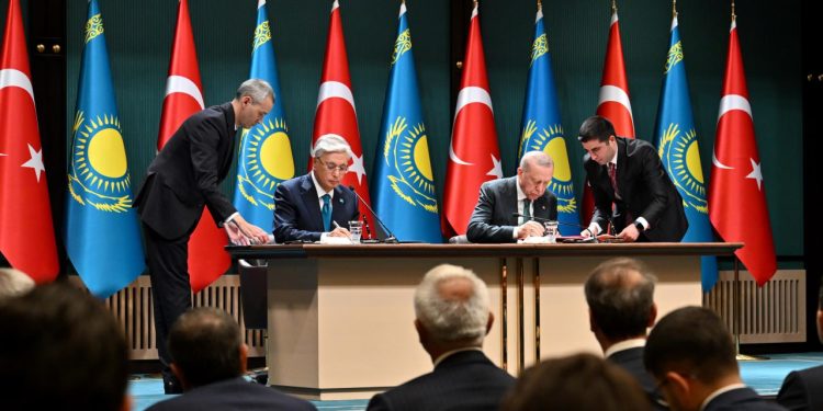 Совместную декларацию и 18 других документов подписали Токаев и Эрдоган