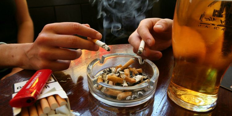 ВОЗ предлагает глобально поднять цены на сладкое, алкоголь и сигареты