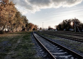 Пьяная женщина попала под поезд близ Караганды.