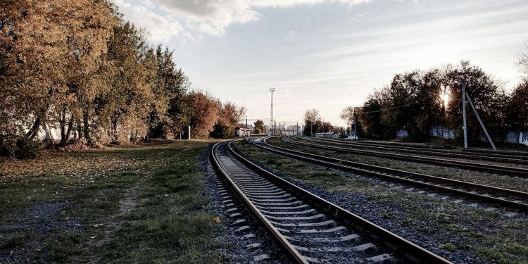 Пьяная женщина попала под поезд близ Караганды.