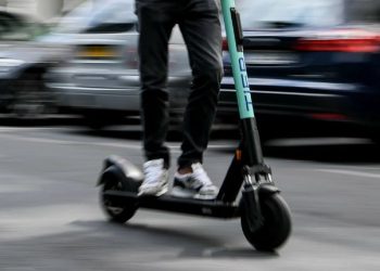 В Астане самокатчик попал под машину у «Хан-Шатыра» (ВИДЕО)