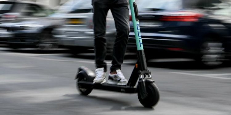 В Астане самокатчик попал под машину у «Хан-Шатыра» (ВИДЕО)