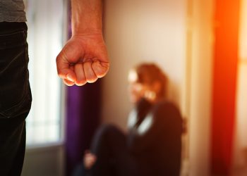 «Бил и заставлял взять кредит»: женщина обвиняет бывшего в насилии