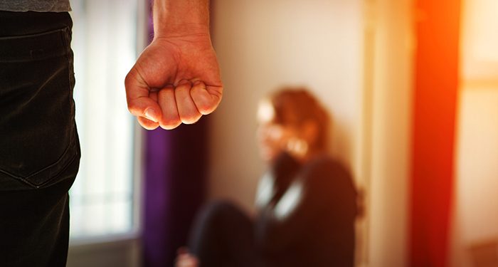 «Бил и заставлял взять кредит»: женщина обвиняет бывшего в насилии