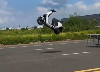 Китайские скутеры всех удивили: ездят без водителей и ищут себе парковку (ВИДЕО)