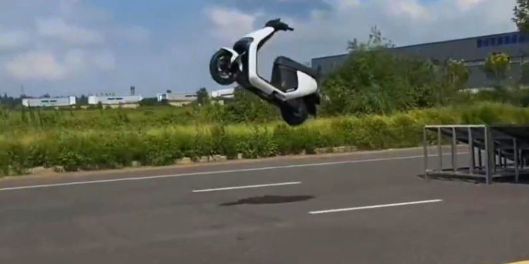 Китайские скутеры всех удивили: ездят без водителей и ищут себе парковку (ВИДЕО)