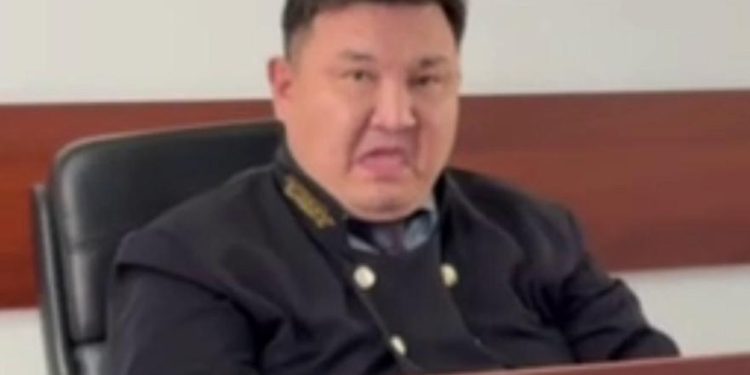 Суд по делу о покушении на Берденова: судья на процессе показал язык