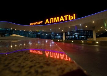 Известный юрист обрушился с критикой на обслуживание в аэропорту Алматы