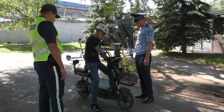 Алматинцы придумали, как обойти регистрацию мопедов, но это им не помогло