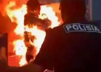 В аэропорту Алматы мужчина совершил самоподжог после отказа в возврате билета (ВИДЕО)