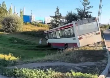 В Астане 14 человек пострадали из-за вылетевшего с дороги автобуса