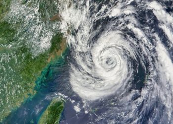 Тайфун разрушил номера в отелях китайского Хайнаня (ВИДЕО)