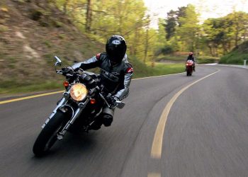 Полицейский сбил мотоциклиста, пытаясь его остановить (ВИДЕО)