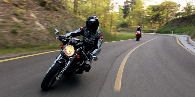 Полицейский сбил мотоциклиста, пытаясь его остановить (ВИДЕО)