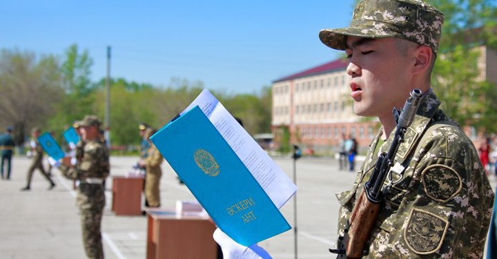 Новобранцев в армию Казахстана хотят призывать через SMS