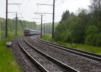 Люди пострадали в результате экстренного торможения поезда