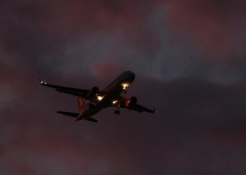 В Алматы пытались ослепить пилота лазером во время посадки самолёта (ВИДЕО)