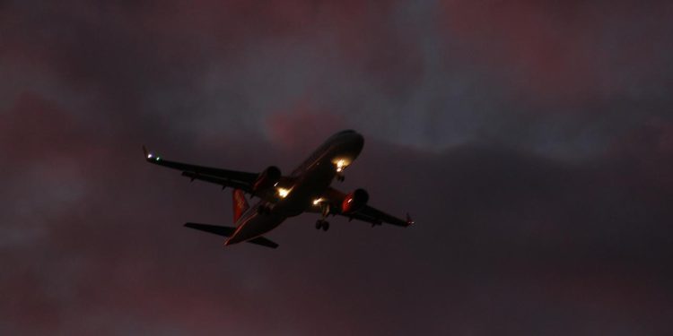 В Алматы пытались ослепить пилота лазером во время посадки самолёта (ВИДЕО)