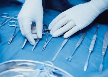 Врача в Мангистау обвинили в том, что он сломал рёбра и изрезал органы пациенту