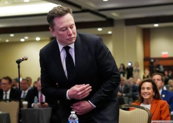 Скандал на рынке ИИ: Маск хочет засудить Apple и OpenAI из-за миллиардов долларов