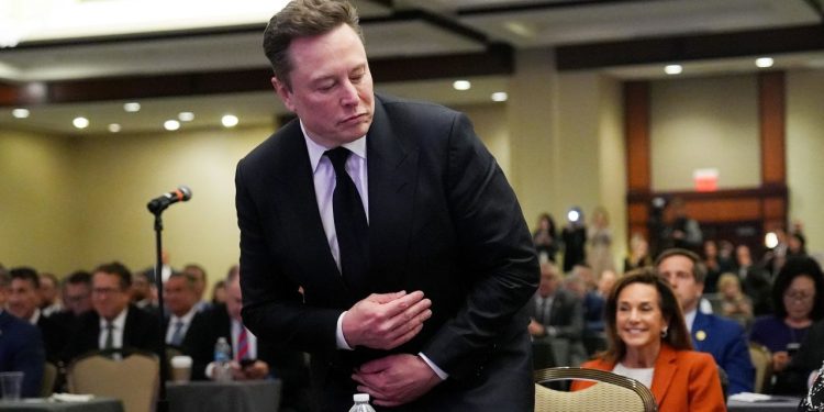 Скандал на рынке ИИ: Маск хочет засудить Apple и OpenAI из-за миллиардов долларов