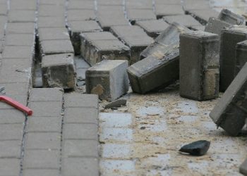 Брусчастку отвезли нуждающейся семье: в акимате Алматы прокомментировали видео Санжара Бокаева