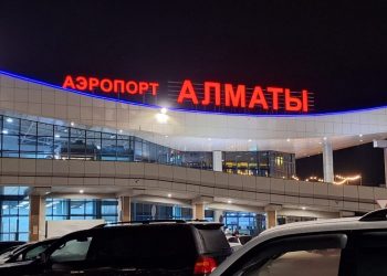 Мужчина порезал себе горло в туалете аэропорта Алматы