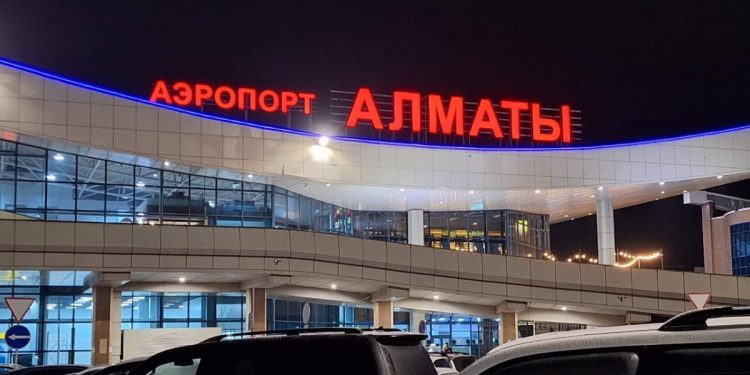 Мужчина порезал себе горло в туалете аэропорта Алматы