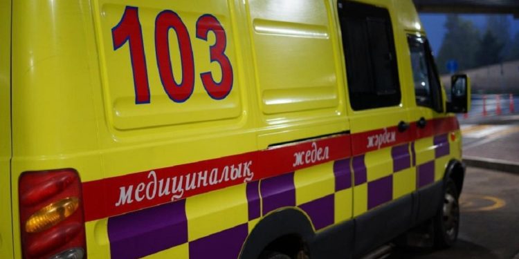 Женщина выжила после падения с 4-го этажа в Алматы