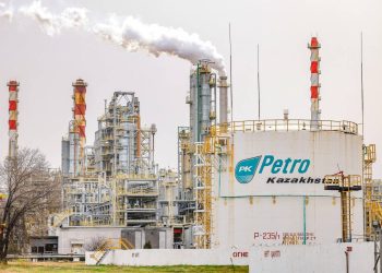 На Шымкентском НПЗ при падении автовышки погибли двое рабочих