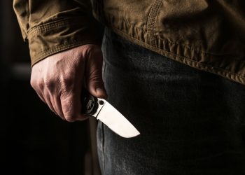 В Семее мужчину избили и пырнули ножом рядом с отделом полиции (ВИДЕО)