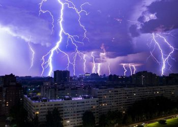 Штормовое предупреждение: гроза и ветер с порывами до 23 м/с ожидаются в Алматы