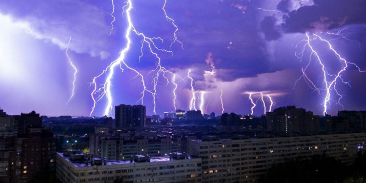 Штормовое предупреждение: гроза и ветер с порывами до 23 м/с ожидаются в Алматы