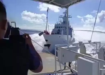 Китайский военный корабль столкнулся с судном своей береговой охраны при погоне за филиппинцами