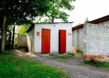 В Минпросвещения пообещали полностью убрать уличные туалеты из школ к концу 2025 года