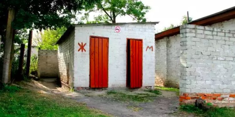 В Минпросвещения пообещали полностью убрать уличные туалеты из школ к концу 2025 года