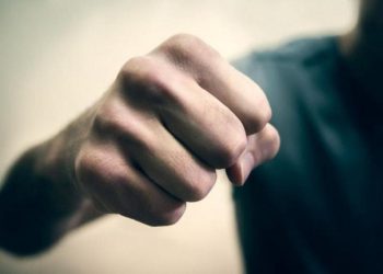 Хулиган ударил посетителя больницы в Шымкенте и напал на полицейского