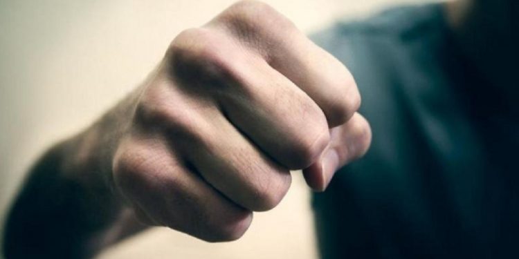 Хулиган ударил посетителя больницы в Шымкенте и напал на полицейского