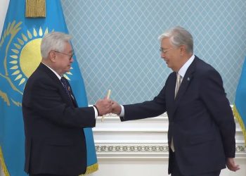 Президентский удар: Токаев разбил доску по просьбе главы ВФТ (ВИДЕО)