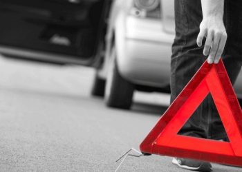 Спас людей и отказался от помощи: в Алматы мужчина подставил под удар своё авто