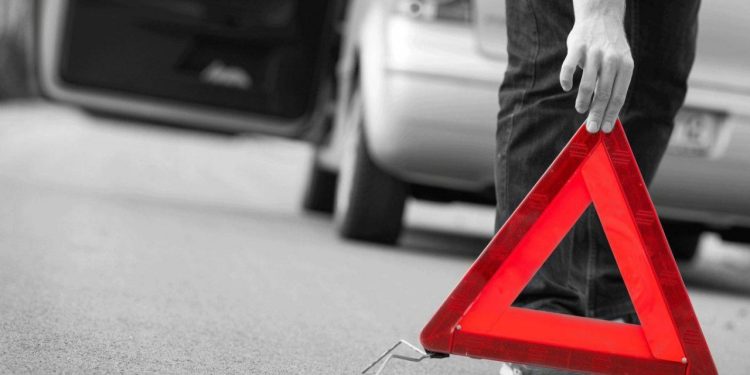 Спас людей и отказался от помощи: в Алматы мужчина подставил под удар своё авто