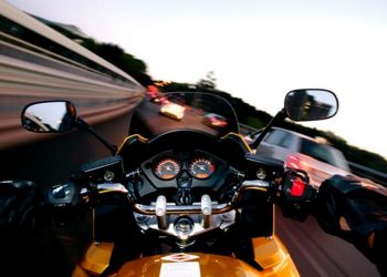 Мотоциклист погиб после столкновения с полицейской машиной близ Караганды