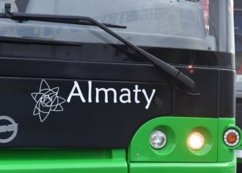 Байга автобуса и автомобиля в Алматы попала на видео