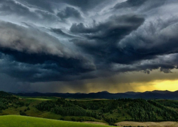 Штормовое предупреждение по Казахстану: жара до +44°C, пыльные бури и грозы