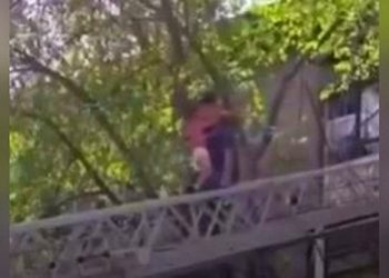 Женщину с тремя детьми вынесли из горящего дома в Алматинской области