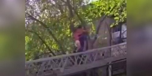 Женщину с тремя детьми вынесли из горящего дома в Алматинской области