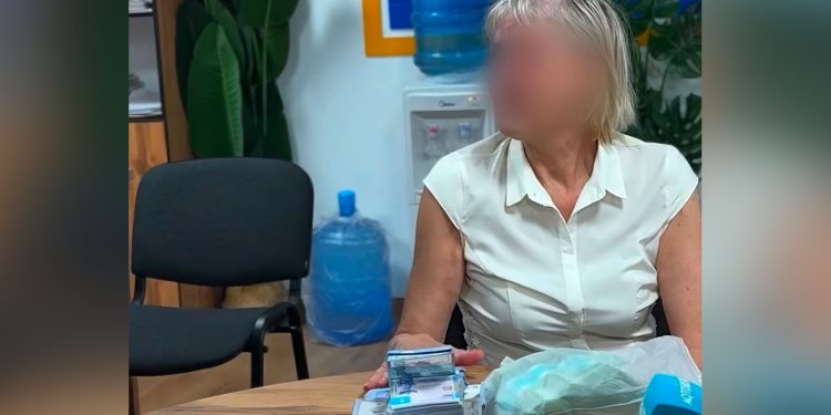 Полиция в Актобе вернула пенсионерке 9 млн тенге, которые у неё выудили мошенники